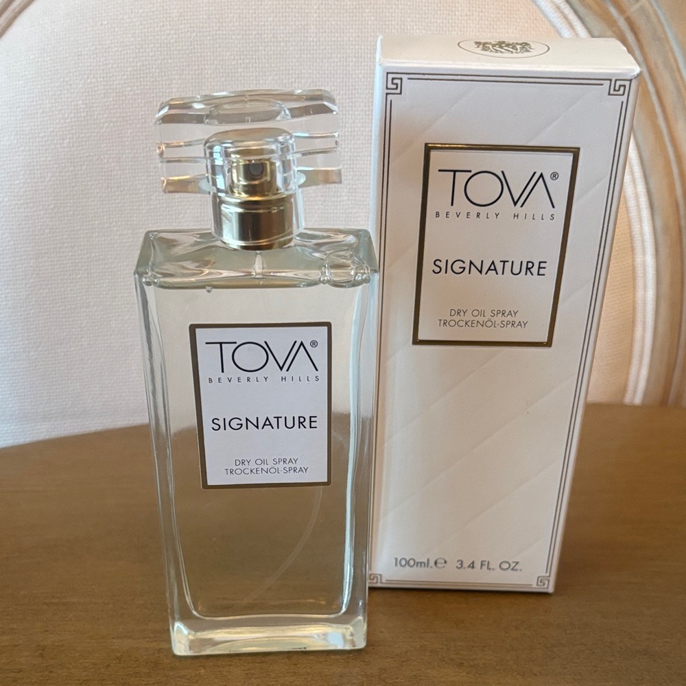 Signature Dry Oil Spray — White